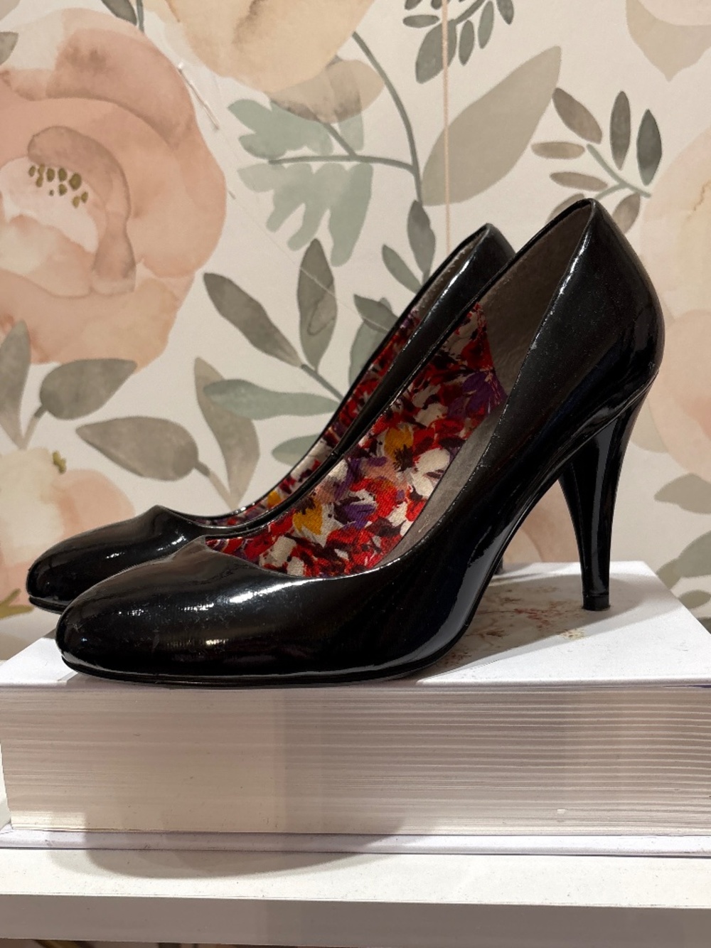 Guess black pumps